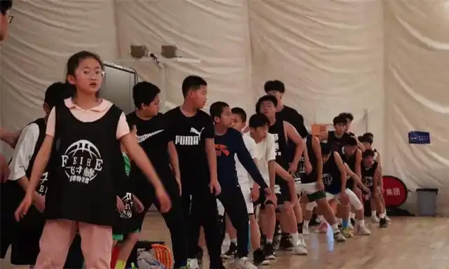 如何通过篮球冬令营促进团队合作？